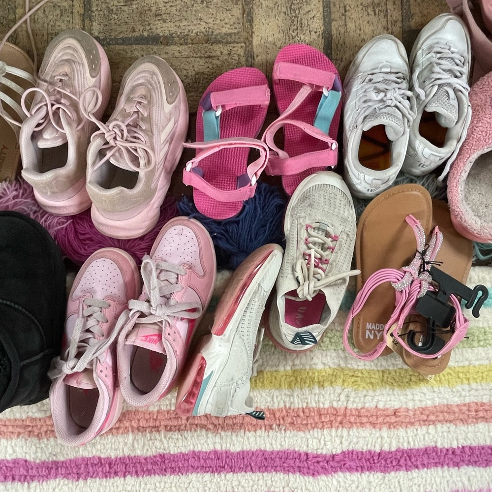 Lot of 18 pairs of shoes size 1